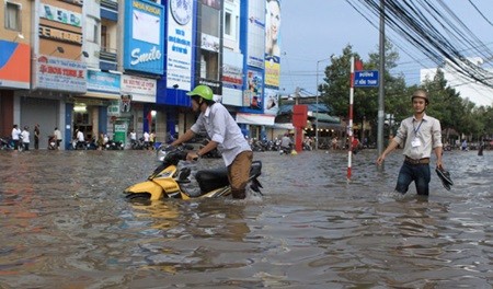 Flood water submerged the Ly Hong Thanh Road in the southern city of Can Tho. The Mekong Delta will take urgent measures to deal with changing weather patterns. — VNA/VNS Photo Duy Khuong