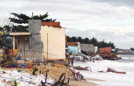 Coastal erosion, triggered by climate change, hits central Binh Thuan Province's Phan Thiet City. Prime Minister Nguyen Tan Dung yesterday said that he hoped the 13th AMME would map out detailed plans to protect the environment and cope with climate change. (Photo: VNA/VNS)