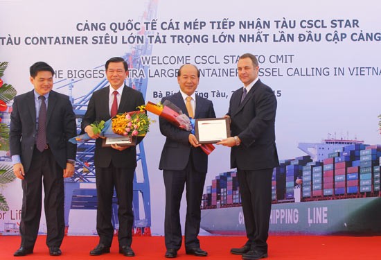 Deputy Transport Minister Nguyen Van Cong (2nd, R) at the event (Photo: SGGP)