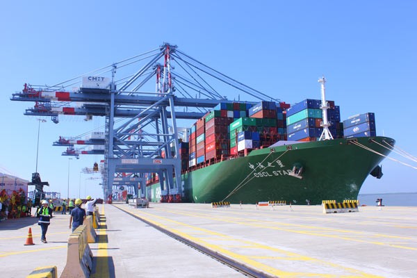The CSCL Star container vessel lands at Cai Mep seaport, Ba Ria-Vung Tau province on October 29 (Photo: SGGP)