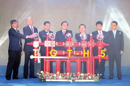 Deputy Prime Minister Hoang Trung Hai (centre) and representatives of Hoang Long Co inaugurate operation of the H5 rig at Te Giac Trang oil field in HCM City yesterday. (Photo: VNA/VNS)