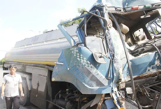 Xe bồn chở dầu húc đuôi xe đầu kéo, tài xế thoát chết may mắn ảnh 3