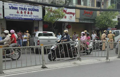 Ô tô  lao  vào tiệm thuốc đông y khiến 2 phụ nữ phải nhập viện