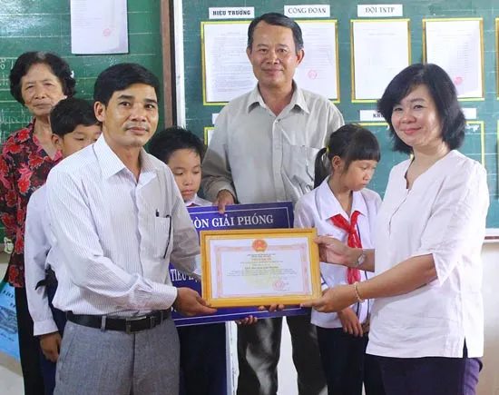 Báo SGGP bàn giao trường Mương Chài và tặng bảo hiểm y tế cho học sinh