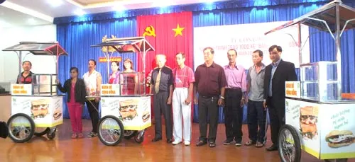 1.000 xe bánh mì tặng người nghèo, người hoàn lương