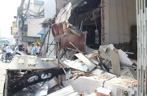 TPHCM: Xe chở rác tông sập 3 căn nhà