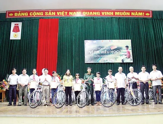 Hơn 26 tỷ đồng học bổng tiếp tục đến với học sinh nghèo hiếu học