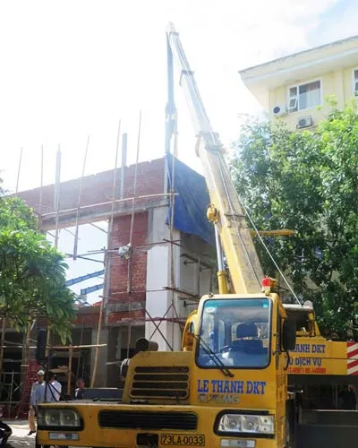 Quảng Trị: Gãy cần cẩu, 2 công nhân thương vong