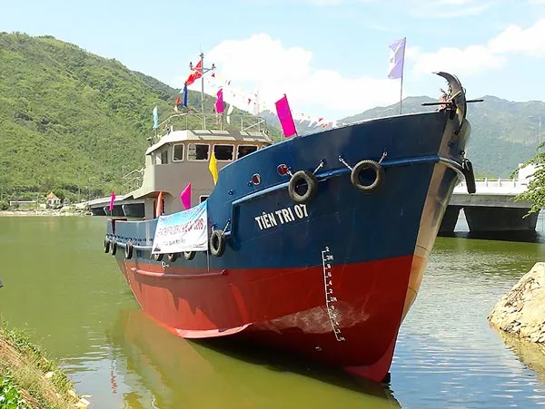 Hạ thủy tàu vỏ thép dịch vụ hậu cần nghề cá