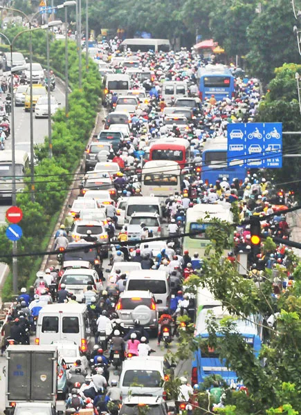 Giải quyết ùn tắc giao thông tại TPHCM: Phân quyền mạnh