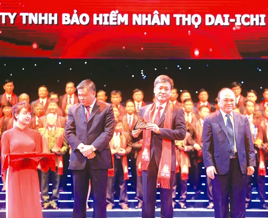 Dai-ichi Life Việt Nam vinh dự đạt giải thưởng “Top 100 thương hiệu Sao Vàng Đất Việt 2015”