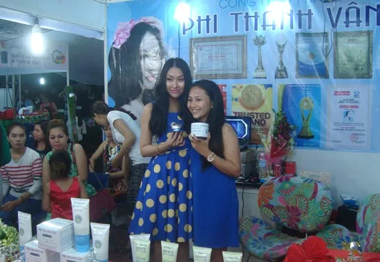 Người mẫu Phi Thanh Vân dính rắc rối với các đại lý mỹ phẩm