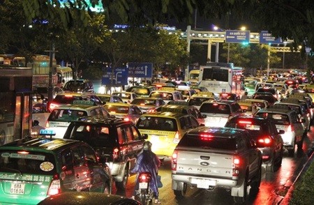 Heavy rain in the afternoon makes the city's traffic jammed for hours. — Photos vnexpress.net