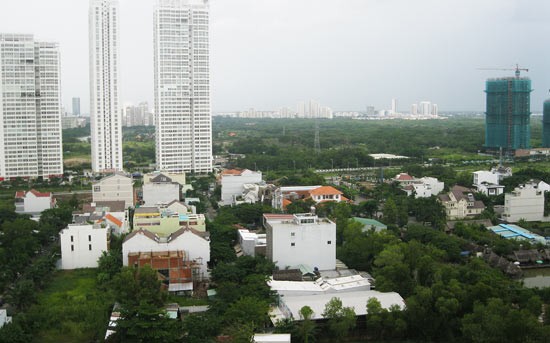 Construction density is not high in the southern part of HCMC but traffic jam has regularly occurred during peak time at entrance gateways to the city downtown (Photo: SGGP)