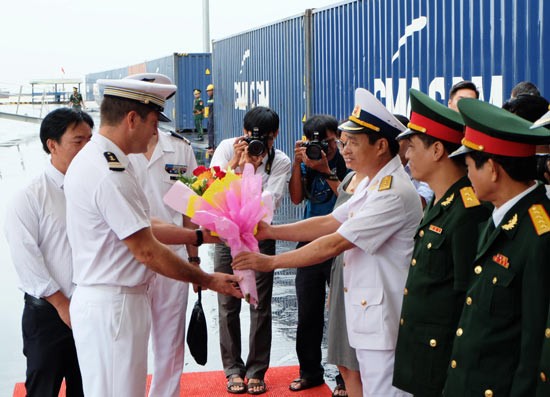 Representatives of the Vietnam People's Army welcome the ship crew.(Photo:SGGP)