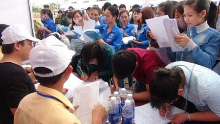 Young people in the central province of Quang Binh take part in a job fair organised by the provincial Youth Union. (Photo: VNA/VNS)