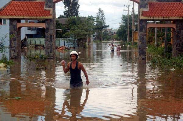 Flash flood swept through the central provinces. (Photo:SGGP)