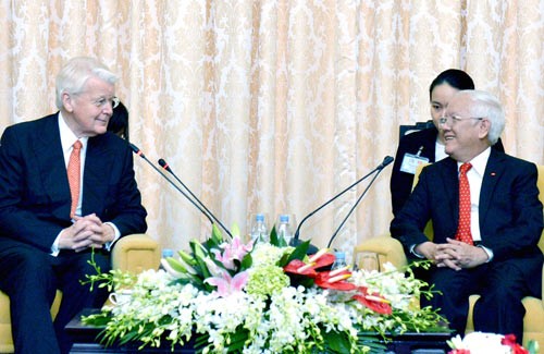 Chairman of HCMC People’s Committee Le Hoang Quan (R) welcomes Iceland President at Reunification Hall.