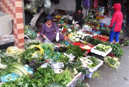 Vegetables are sold at a market in Ha Noi. The Ministry of Agriculture and Rural Development plans to strengthen inspections of food safety and hygiene. — VNS Photo Doan Tung