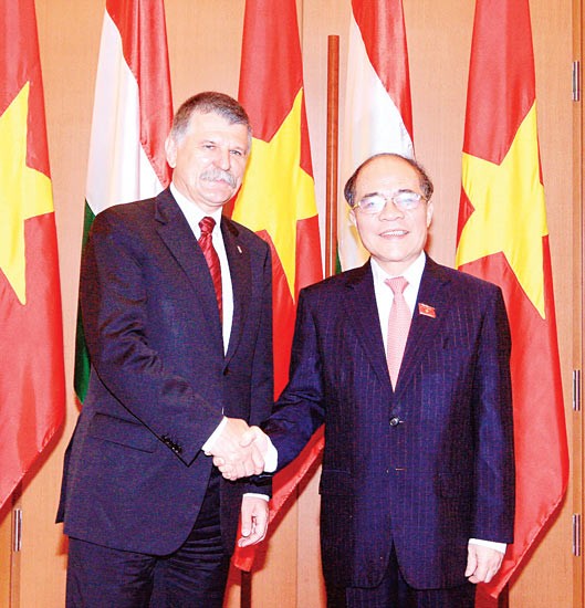 Vietnamese National Assembly (NA) Chairman Nguyen Sinh Hung (R) welcomes Hungarian National Assembly Speaker Kover Laszlo.