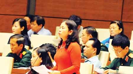 Deputy Le Thi Nguyet from Vinh Phuc Province makes a statement at the NA session on November 11 (Photo: SGGP)