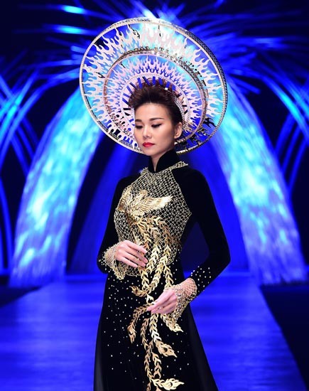 The Ao dai is decorated with a phoenix which was made of gold. (Photo: SGGP)