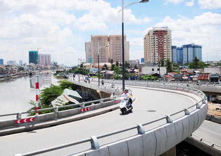 Nguyen Van Cu Street was opened to traffic in 2009. Two new branches are expected to be built this year to connect the bridge and Vo Van Kiet Boulevard (File photo: SGGP)