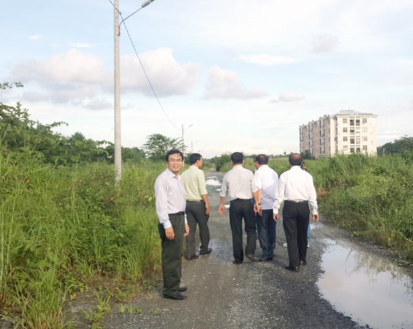 The five storey apartment block is lonely located amid a field in Thoi An ward, district 12 (Photo: SGGP)