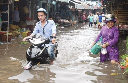 A market at Binh Tan District, HCM City is flooded after raining. The city People's Committee has submitted a plan to State officials to address flooding problems. — VNA/VNS Photo Manh Linh