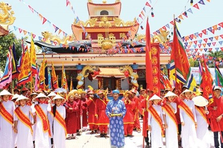 The Nghinh Ong Festival in Ca Mau Province from February 13 to 16 of the lunar calendar provides opportunities for fishermen to demonstrate a traditional water ceremony, remembering the source and praying for safety while fishing. (Photo: VNA/VNS)