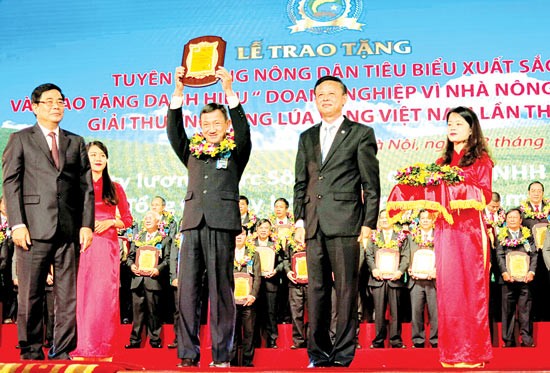 Awarded teams and individuals at the ceremony (Photo: SGGP)