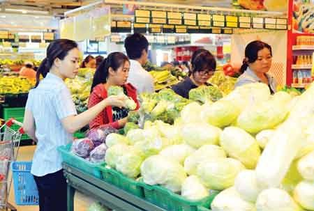 Customers buy VietGap vegetables at a supermarket in District 1, HCMC (Photo: SGGP)