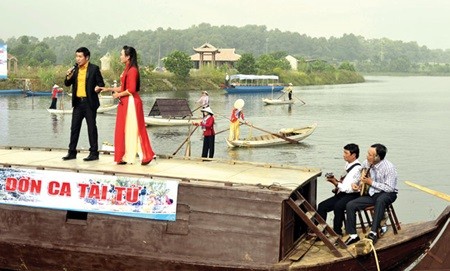 Southern delight: Artists perform don ca tai tu (southern amateur singing and music) at the Week for Vietnamese Great Unity - Cultural Heritages which kicked off yesterday in Son Tay District, a western outskirt of Ha Noi. — VNA/VNS Photo Thanh Ha