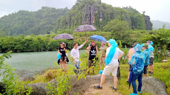 The film crew in Quang Binh's Phong Nha-Ke Bang (Photo: Sggp)