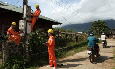 Workers install electricity meters to supply power to Mong ethnic people in the northern mountainous province of Lai Chau. (Photo: VNA/VNS)