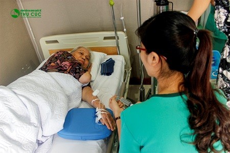 Taking care of cancer patient at Thu Cuc Hospital. — Photo ungbuouvietnam.com
