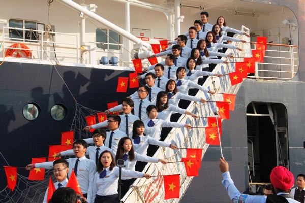 The city's young people welcome international friends at Cat Lai Port. (Photo:SGGP)