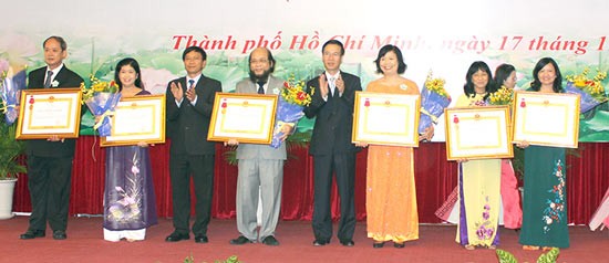 Deputy Standing Secretary of HCMC Party Committee Vo Van Thuong (fifth from left) offers the Third- Class Labor Medals to outstanding individuals at the ceremony. (Photo:SGGP)