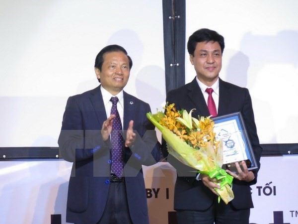 Representative of Vietcombank (right) receives the award. (Source: VNA)