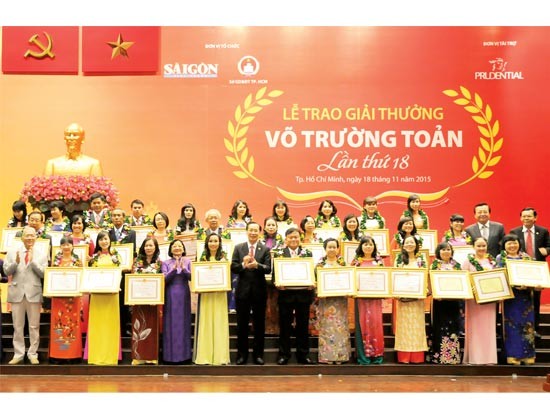 Outstanding teachers receives the 18th Vo Truong Toan Award. (Photo: SGGP)