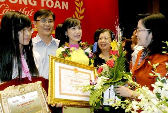 A teacher from Mac Dinh Chi High School receives the 18th VTT award. (Photo: SGGP)