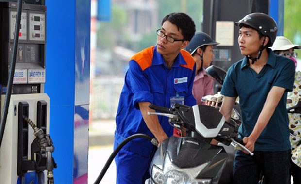 the retail prices of RON 92 petrol reduced by VND 178 per liter yesterday -Photo: VNA