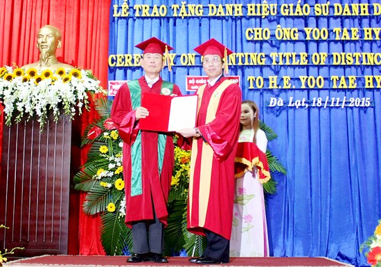 Former RoK Ambassador Yoo Tae Hyun (L) receives Honorary Professor title. (Photo:SGGP)