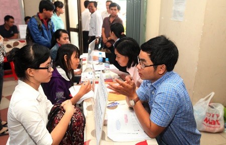 Firms' representatives interview labourers at a job fair. Foreign companies in HCM City are finding it increasingly difficult to find experienced professionals with foreign language skills as they await Viet Nam's signing of various trade deals and an imminent economic boom. — VNA/VNS Photo Anh Tuan