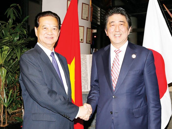 Vietnamese Prime Minister Nguyen Tan Dung (L) meetsJapanese Prime Minister Shinzo Abe in Malaysia. (Photo:SGGP)