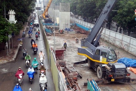 Construction site of the Ha Noi train station - Nhon urban metro rail project in Cau Giay District. The project requires an addition of nearly $374 million, the transport ministry says. (Photo: VNA/VNS)
