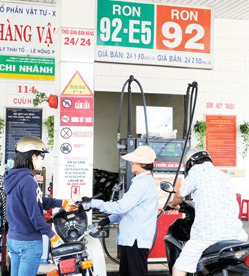 Most residents have been in the habit of filling Ron 92 gasoline (Photo: SGGP)