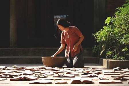 Parental guidance: A scene from the movie Cuoc Doi Cua Yen (The Life of Yen). The movie is among the films which are being screened for free in Ha Noi and Da Nang. — Photo kenh14.vn