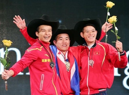 Thach Kim Tuan (right) wins a bronze medal at the ongoing World Weightlifting Championships in Houston, the US. (Photo: thethaovietnam.vn)