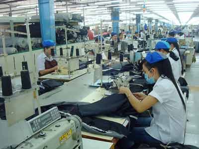 Workers at Nha Be garment company make clothes for exports (Photo: SGGP)